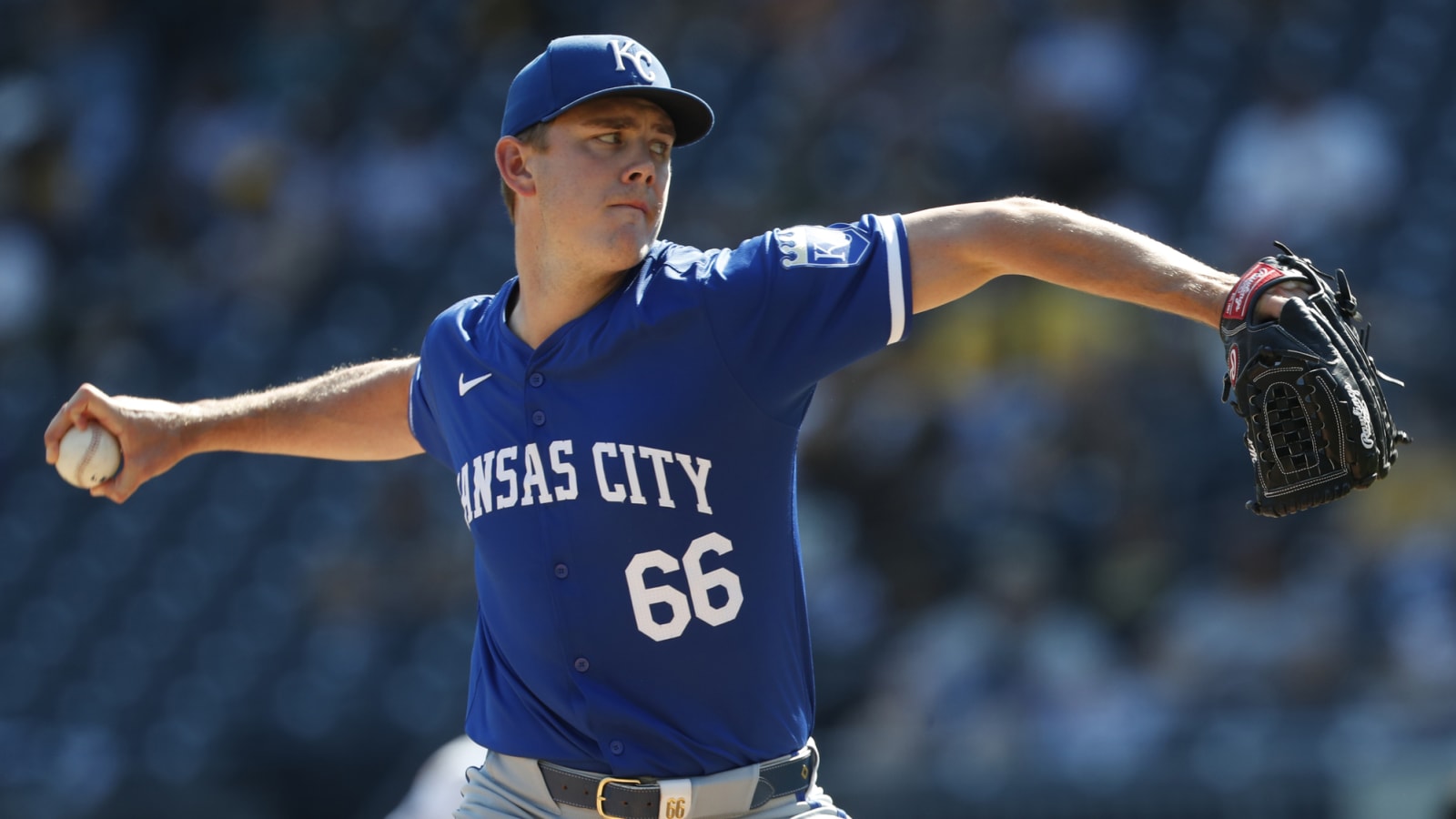 Royals reliever undergoing tests following elbow tightness