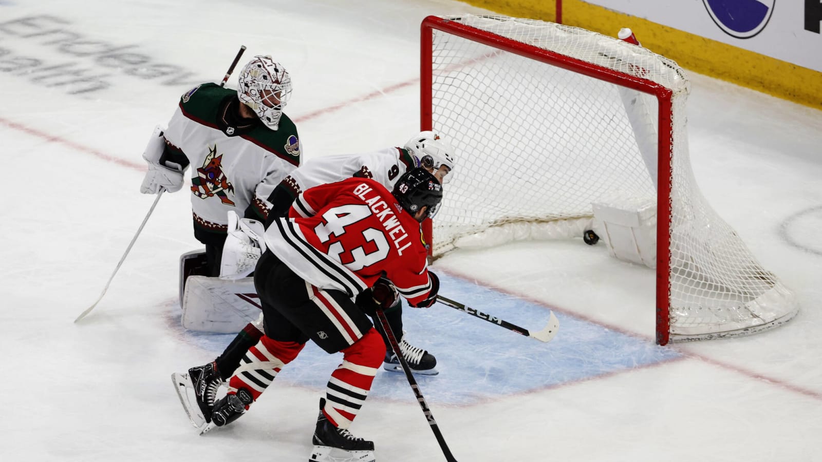 Colin Blackwell scores hat trick, Blackhawks beat Coyotes 7-4