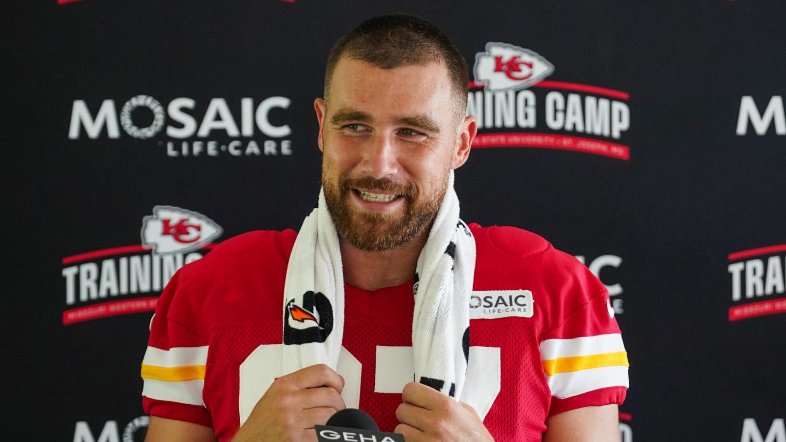 Travis Kelce has funny plea for Chiefs holdout