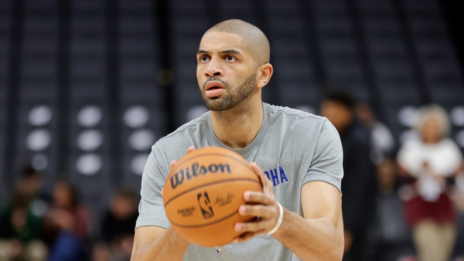 Clippers bring back beloved former player