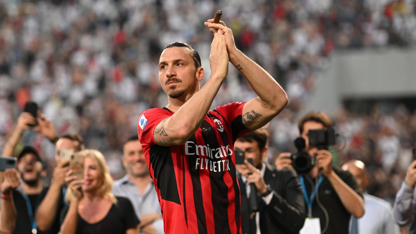 Ibrahimovic undergoes surgery, expected to be out eight months