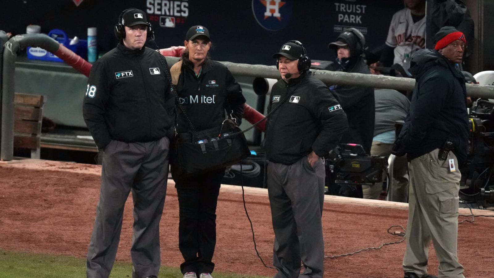 MLB umpires to use microphones to announce replay review decisions