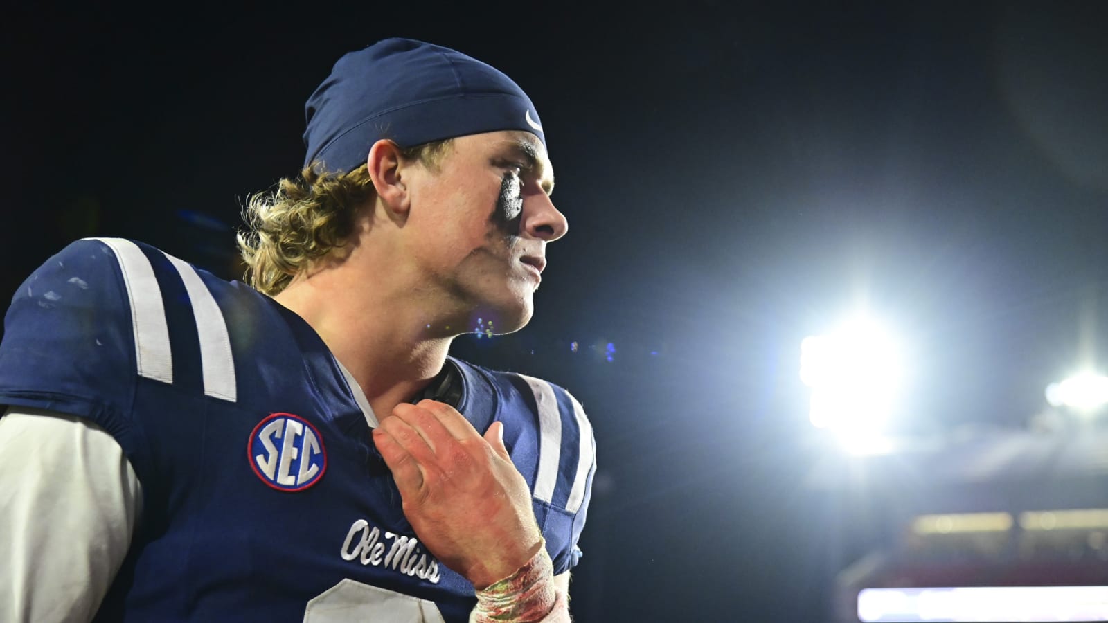Watch: Lane Kiffin, Jaxson Dart had emotional postgame hug