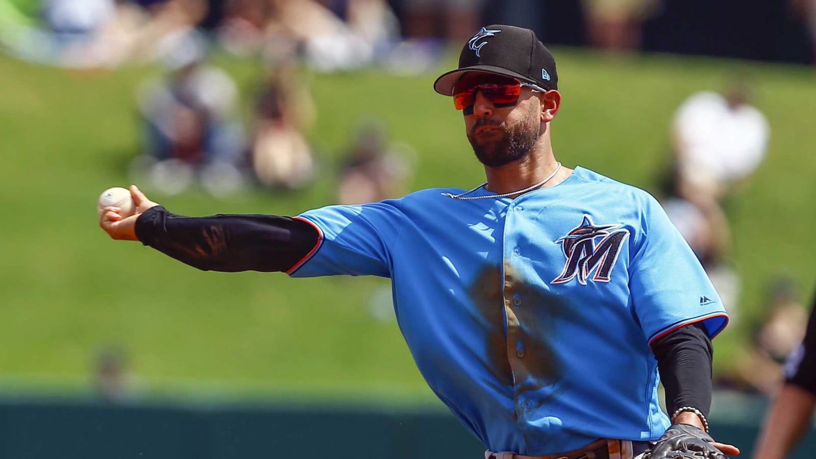 Marlins select veteran infielder Deven Marrero