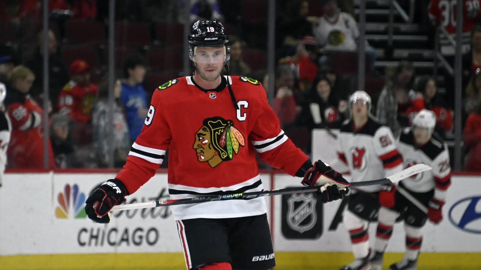 Jonathan Toews Gets Warm Welcome Back, Notches Assist in Return Game