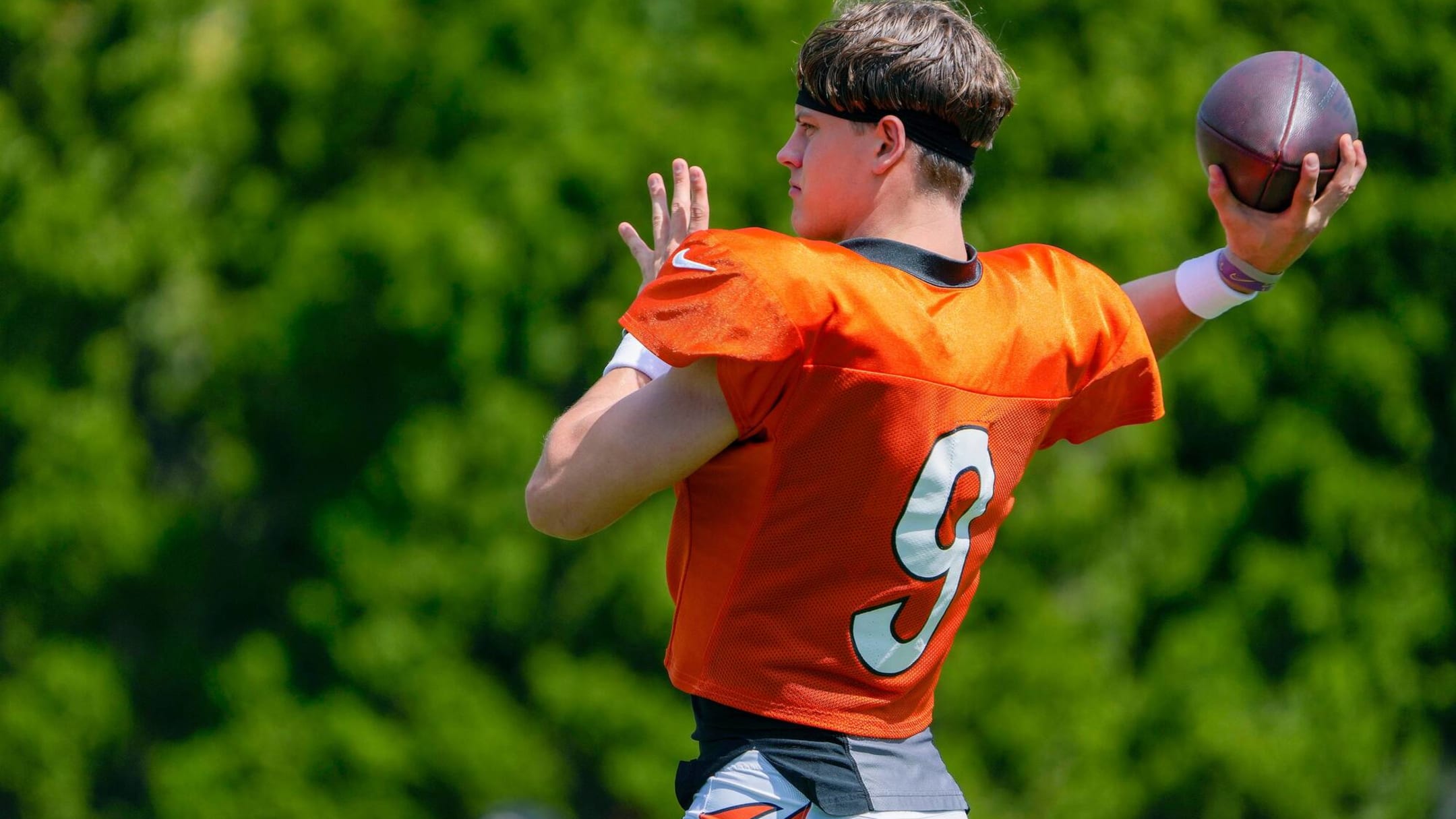 Joe Burrow reports to Bengals training camp as contract talks