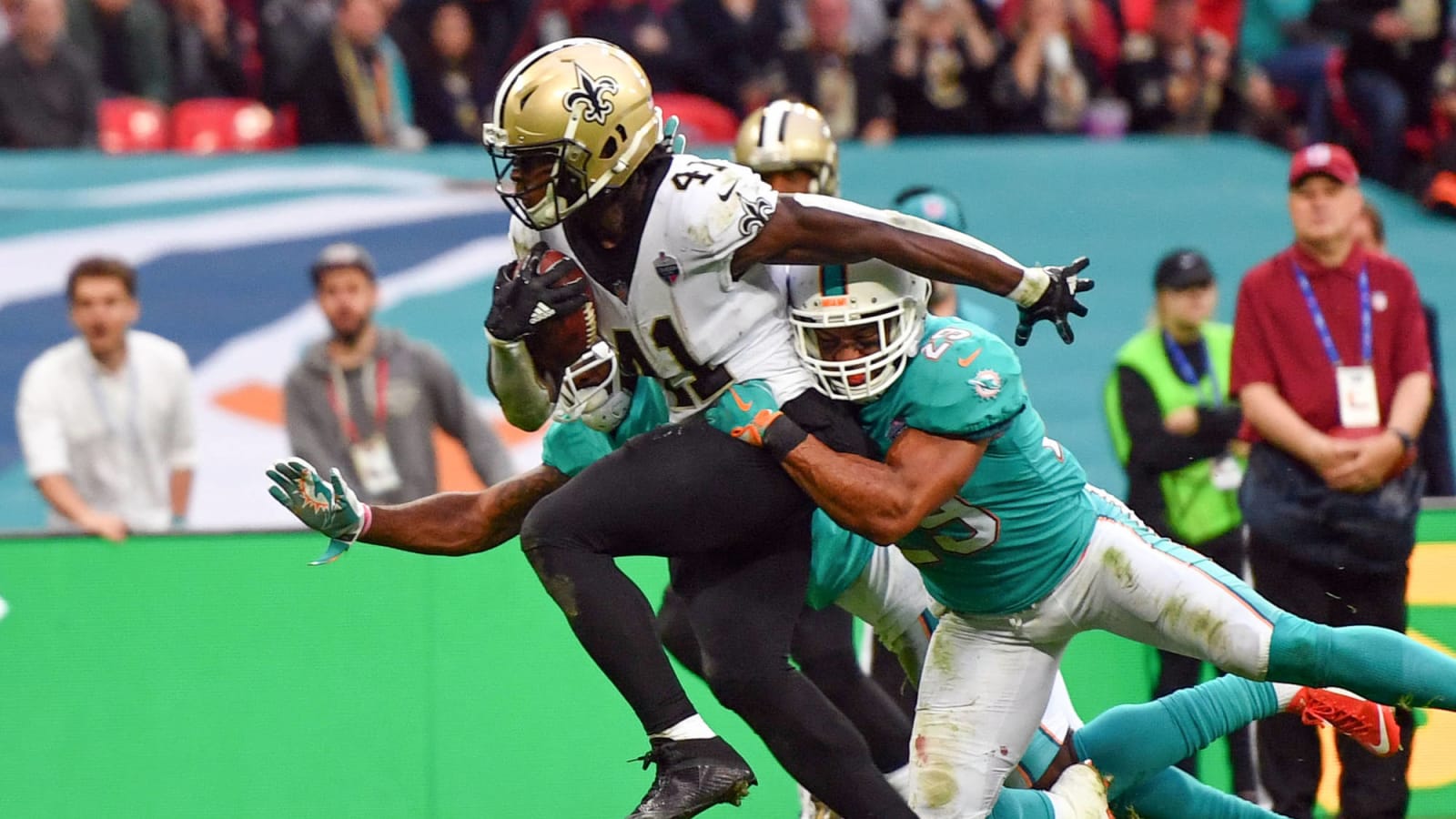 WATCH: Saints' Alvin Kamara pulls vehicle in amazing video