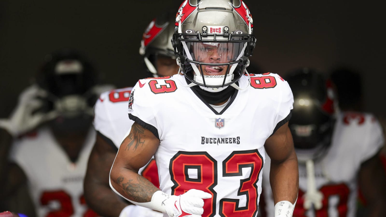 Bucs Re-Sign WR And OL