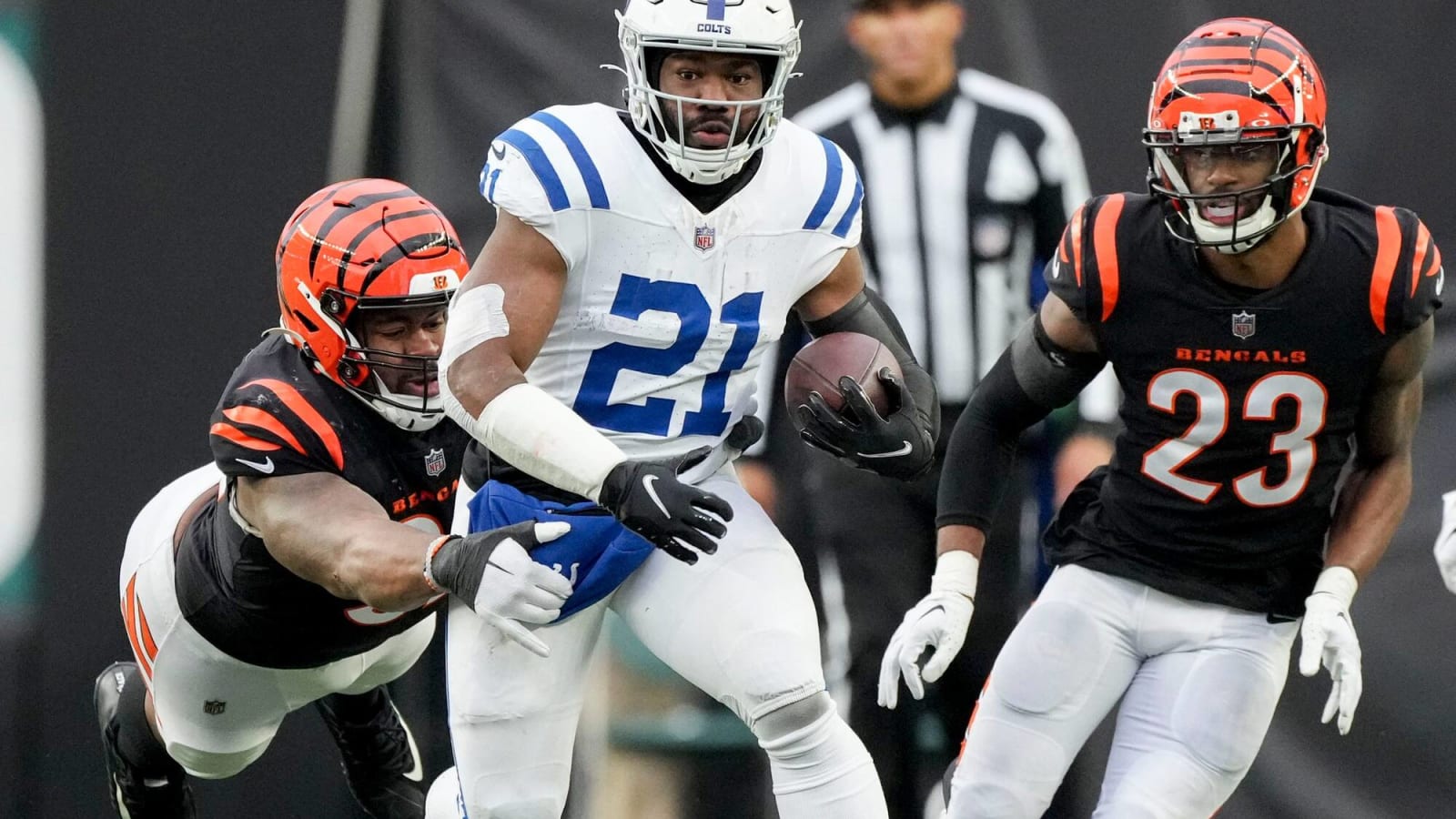 Colts’ Zack Moss leaves vs. Steelers after TD run with scary injury