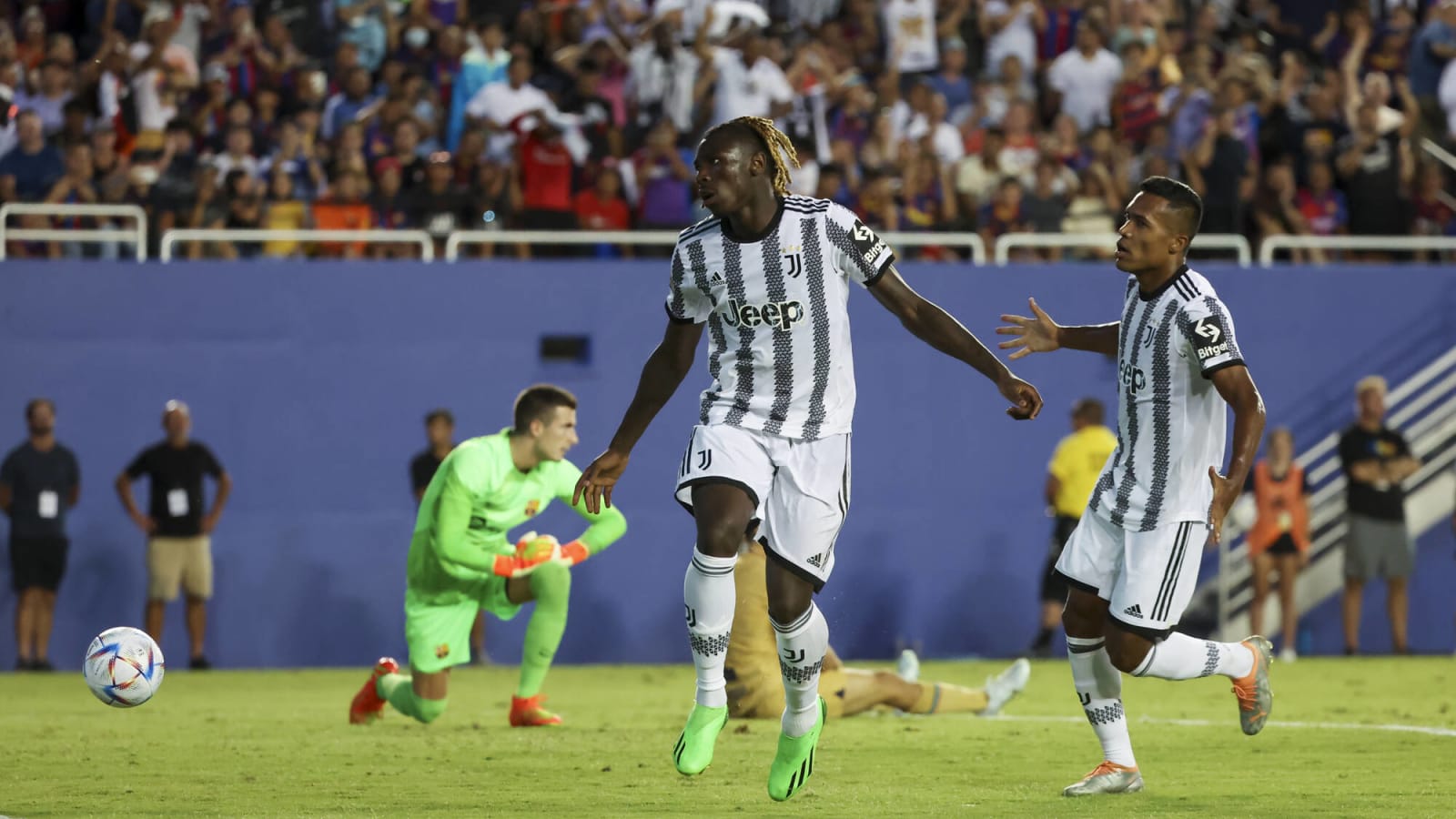  Fabrizio Romano names four transfer suitors for Juventus star
