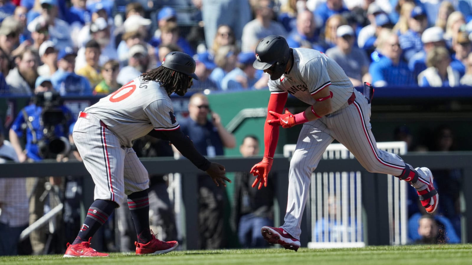 Royce Lewis Starts Season 2-for-2 with HR Before Leaving Opening Day Injured