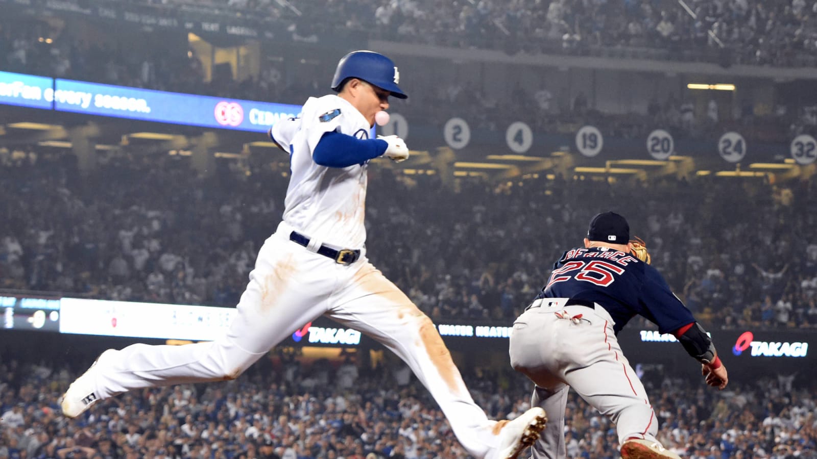 Manny Machado blew bubble, spiked first baseman on final at-bat