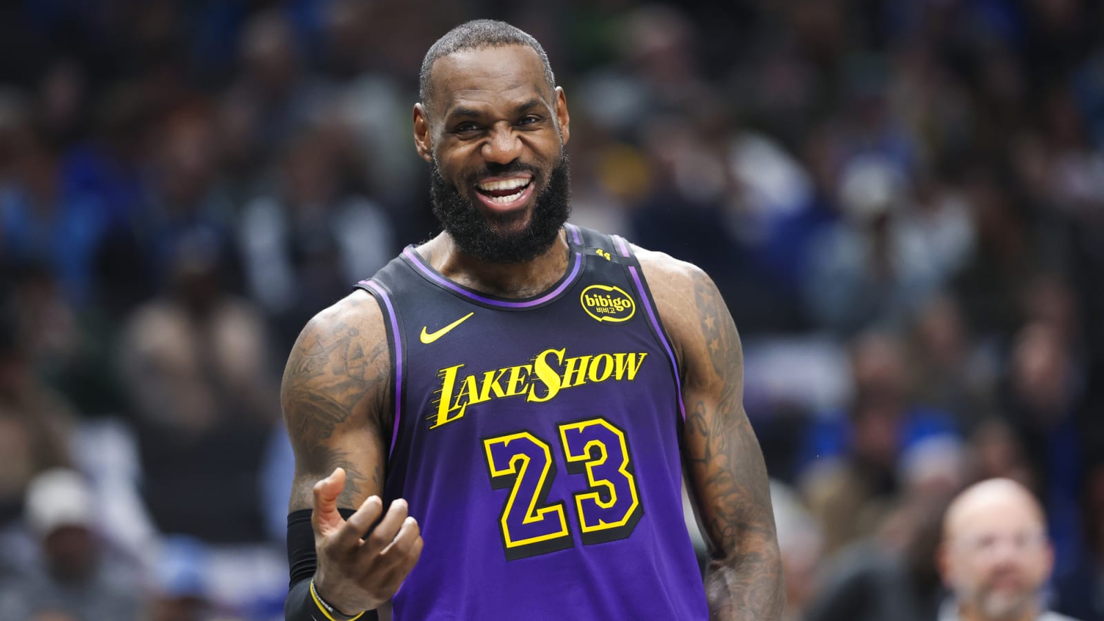 LeBron James breaks internet with Dunk of the Year vs. Mavs