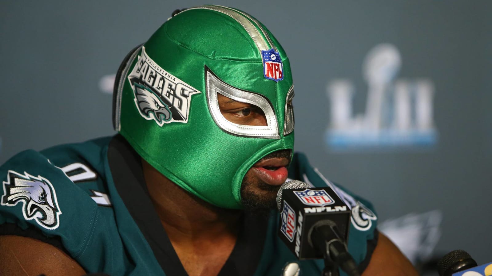 Fletcher Cox dons Eagles-themed luchador mask for SB presser