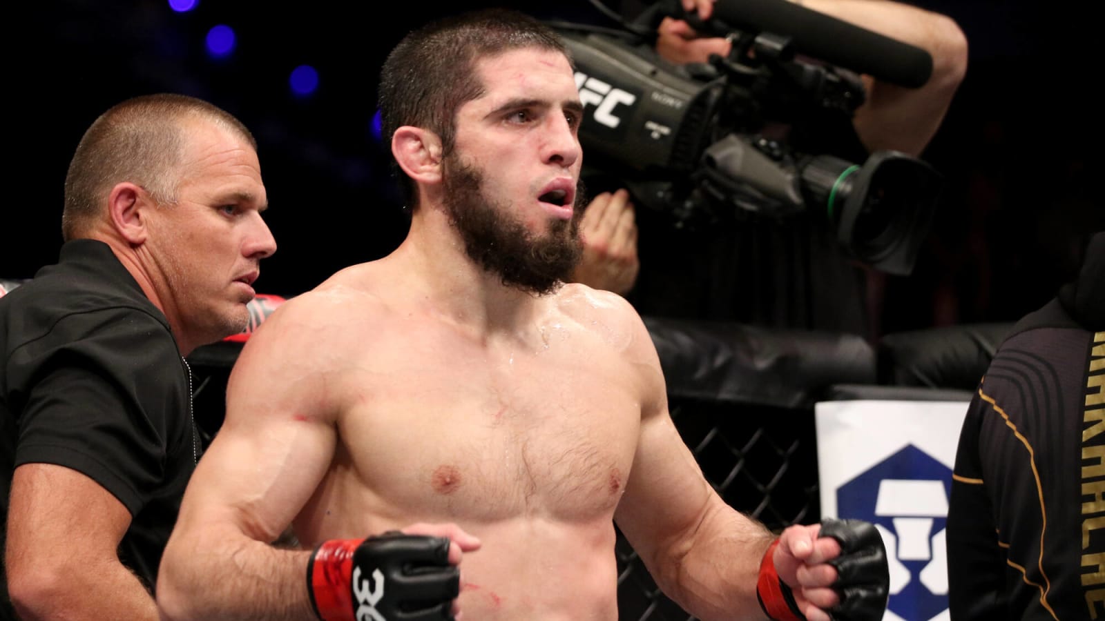 Watch: Islam Makhachev hilariously ‘loses’ to UFC Hall of Famer’s son ahead of title defense against Dustin Poirier