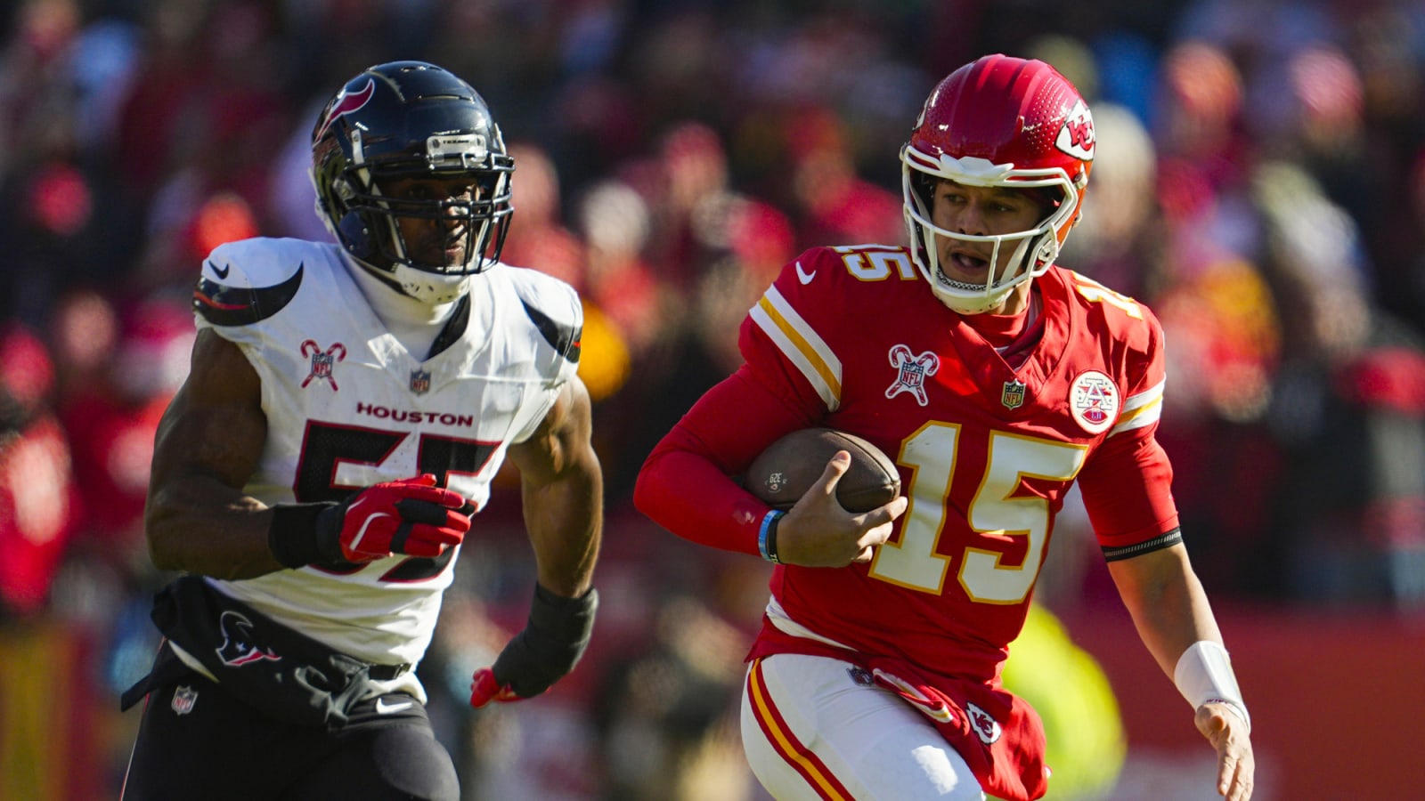 Mahomes quiets concerns about ankle with TD run