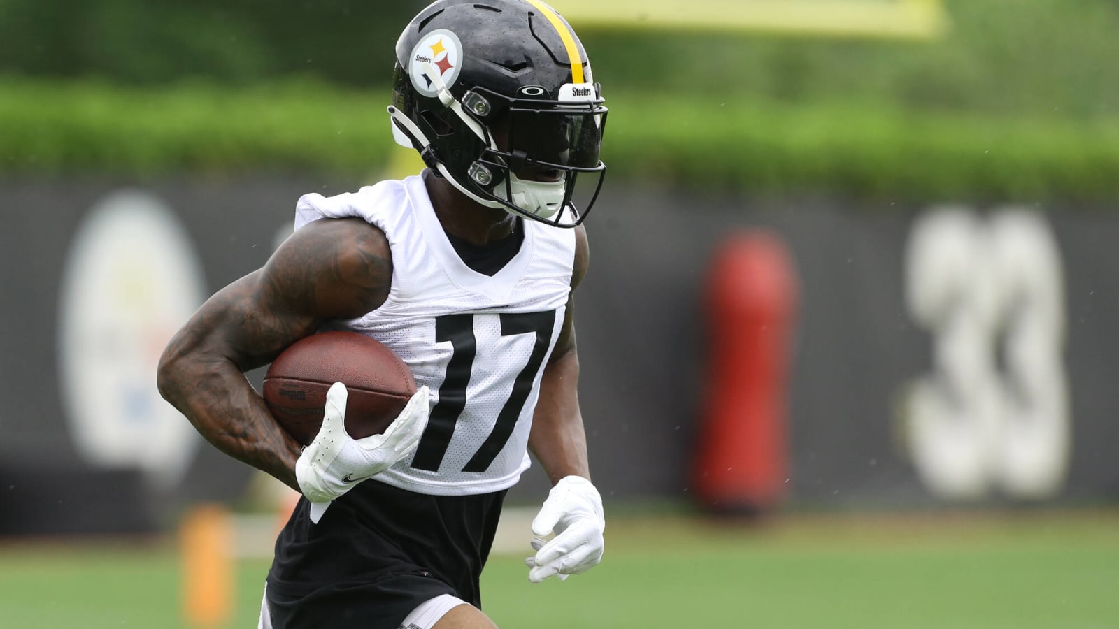 Chiefs Sign Ex-Steelers Wide Receiver