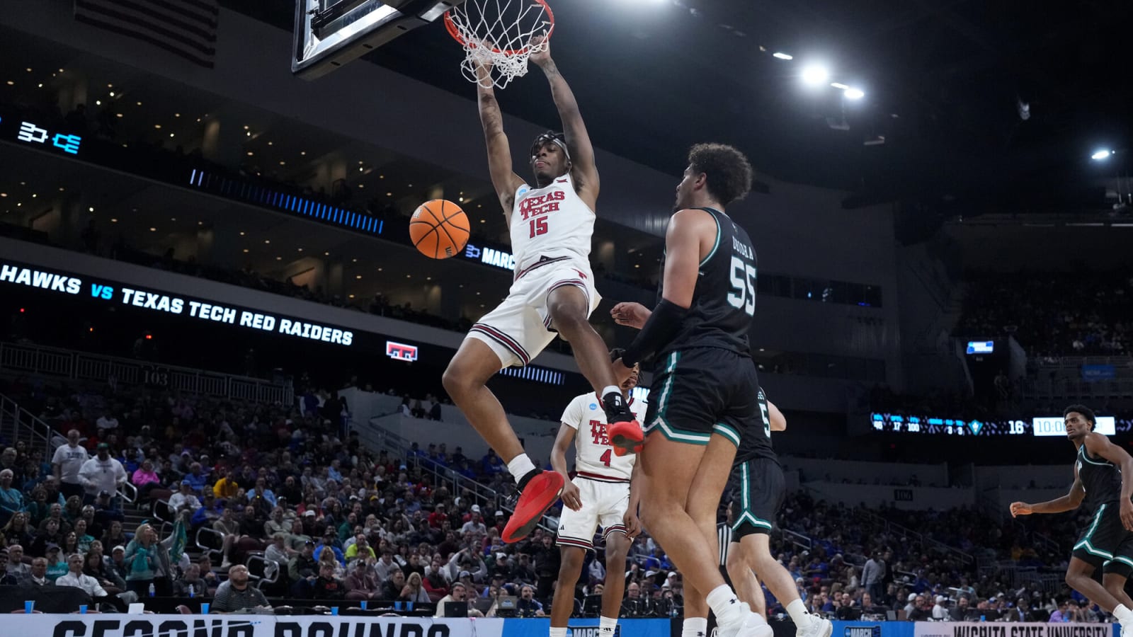 Texas Tech's JT Toppin dunks over UNCW's Harlan Obioha in March Madness