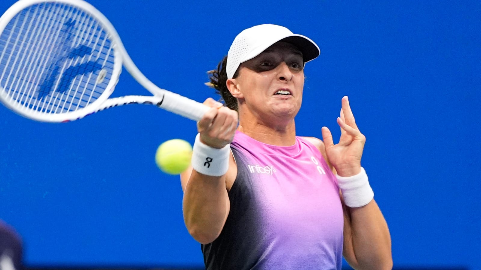 Iga Swiatek has a joyful reaction to Magdalena Frech winning WTA Guadalajara