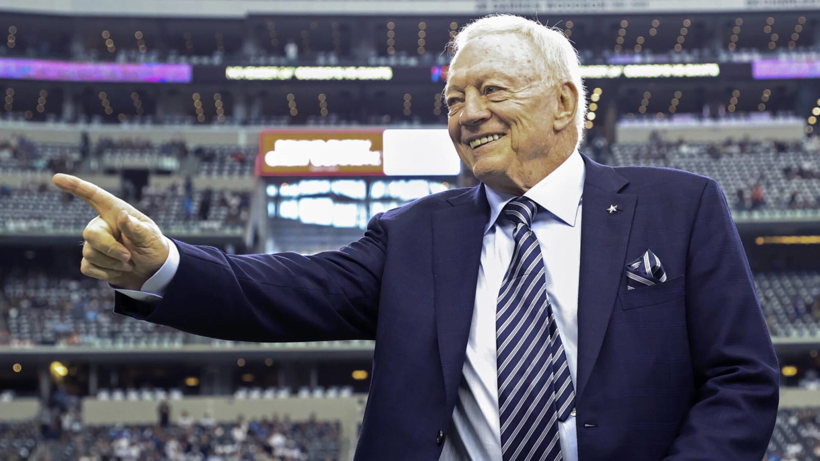 Jerry Jones criticized for Halloween costume