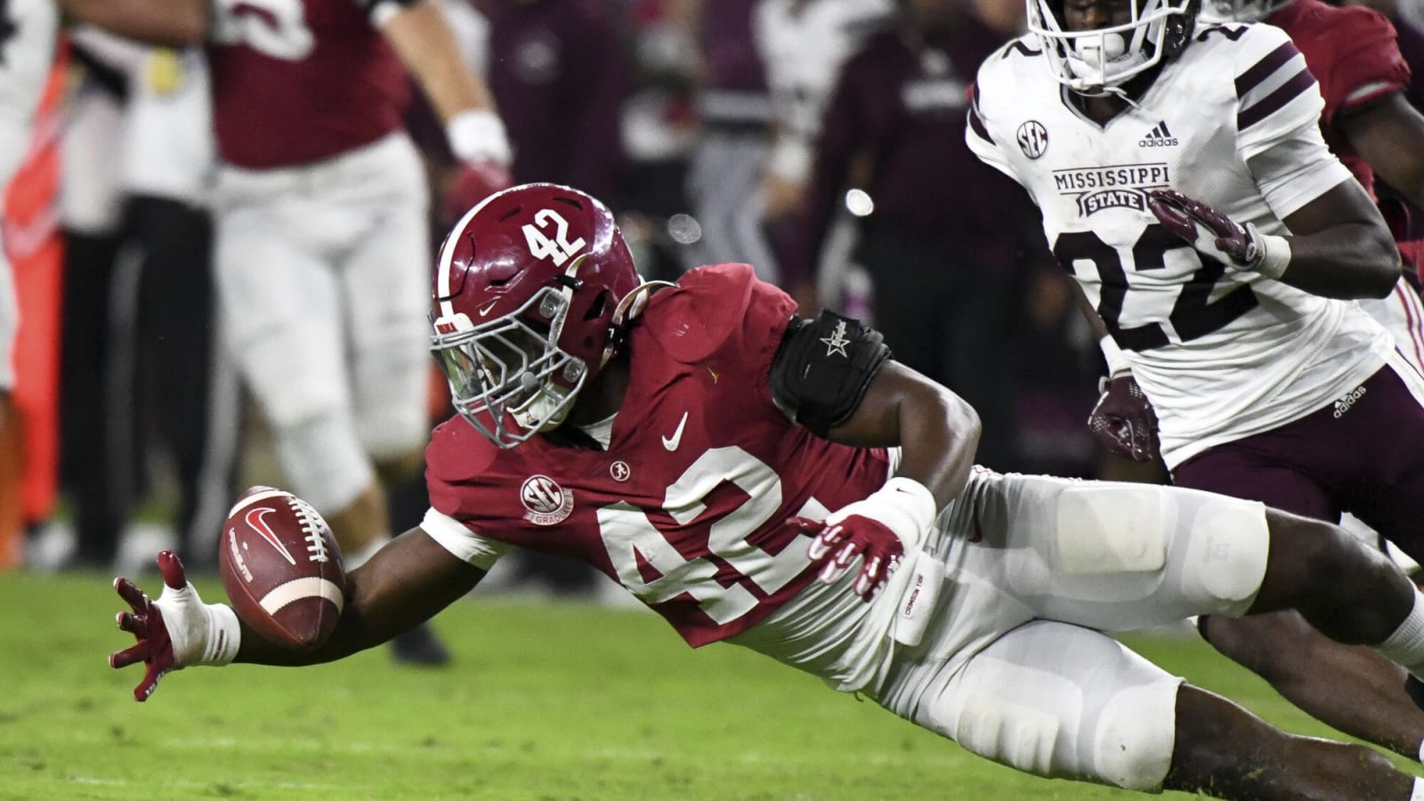 Alabama linebacker misses Sugar Bowl practice with an apparent arm injury
