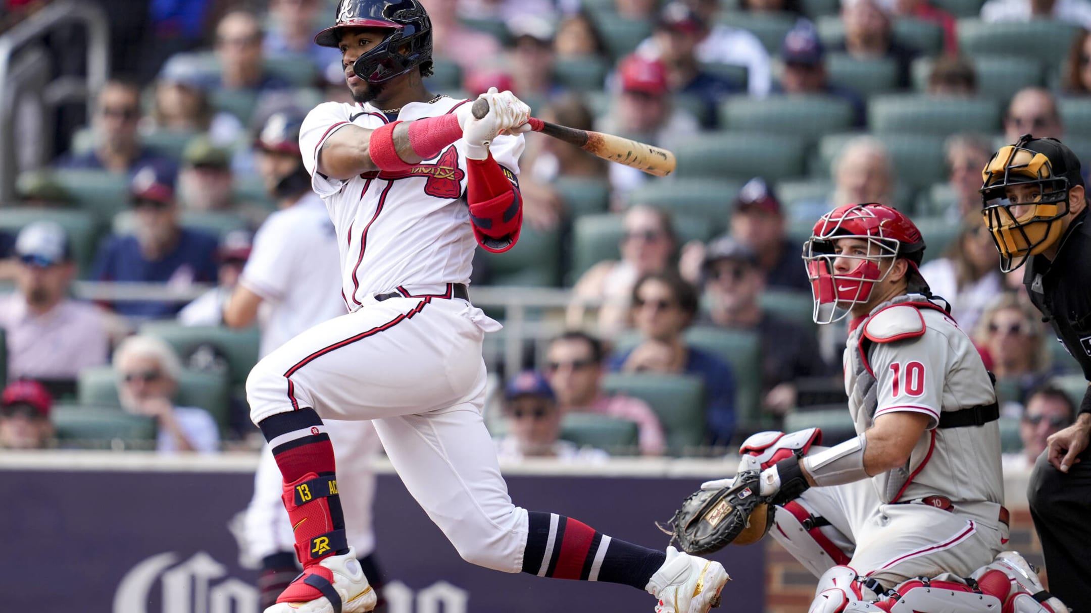 Braves top reeling Giants 2-1, inch closer to division crown