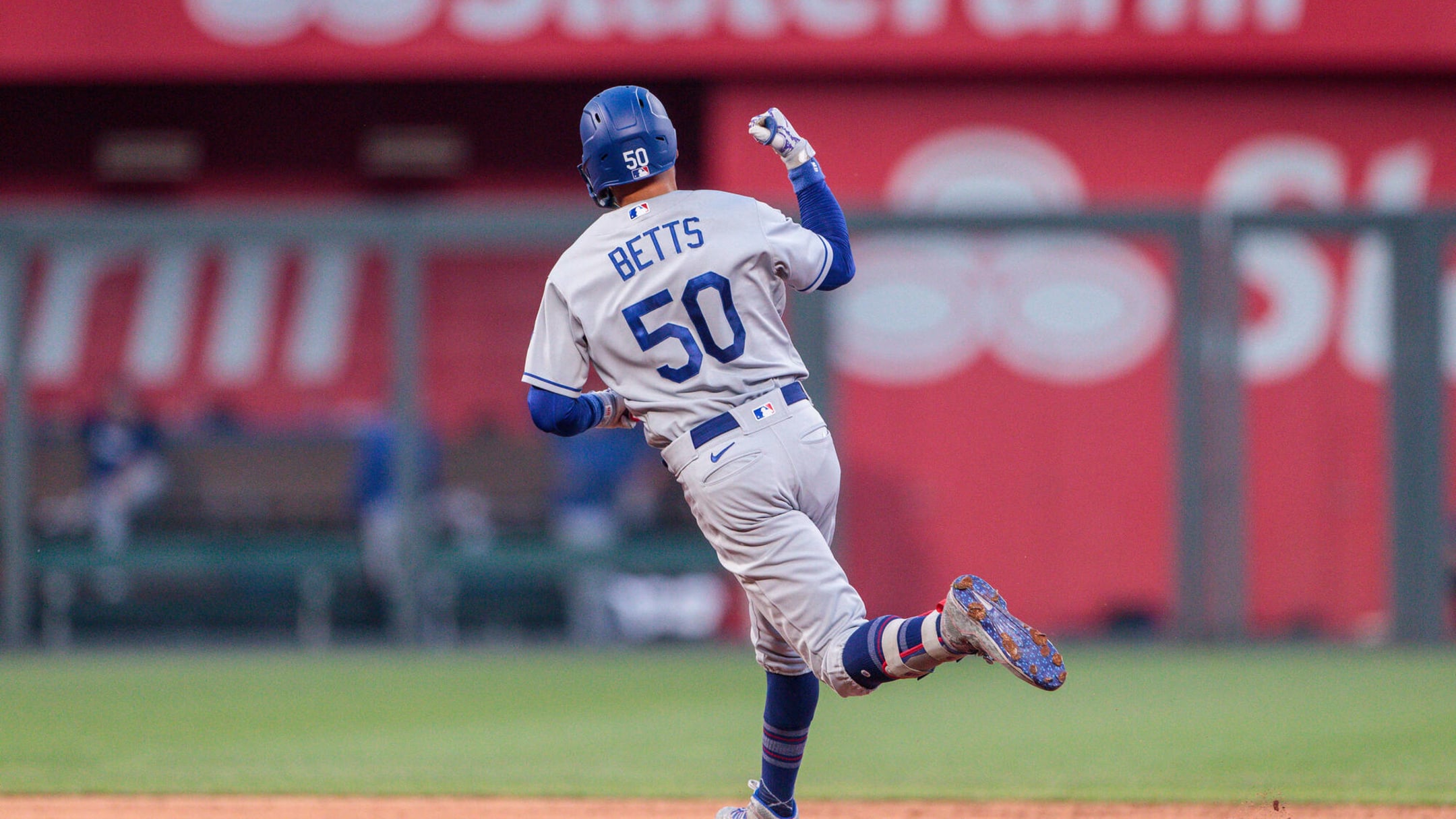 Mookie Betts homers twice, leads Dodgers to win over Royals