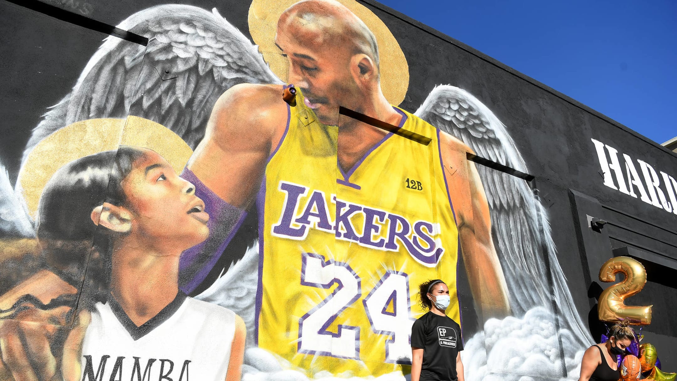 Rookie Kobe Bryant practices free throws with his non-shooting