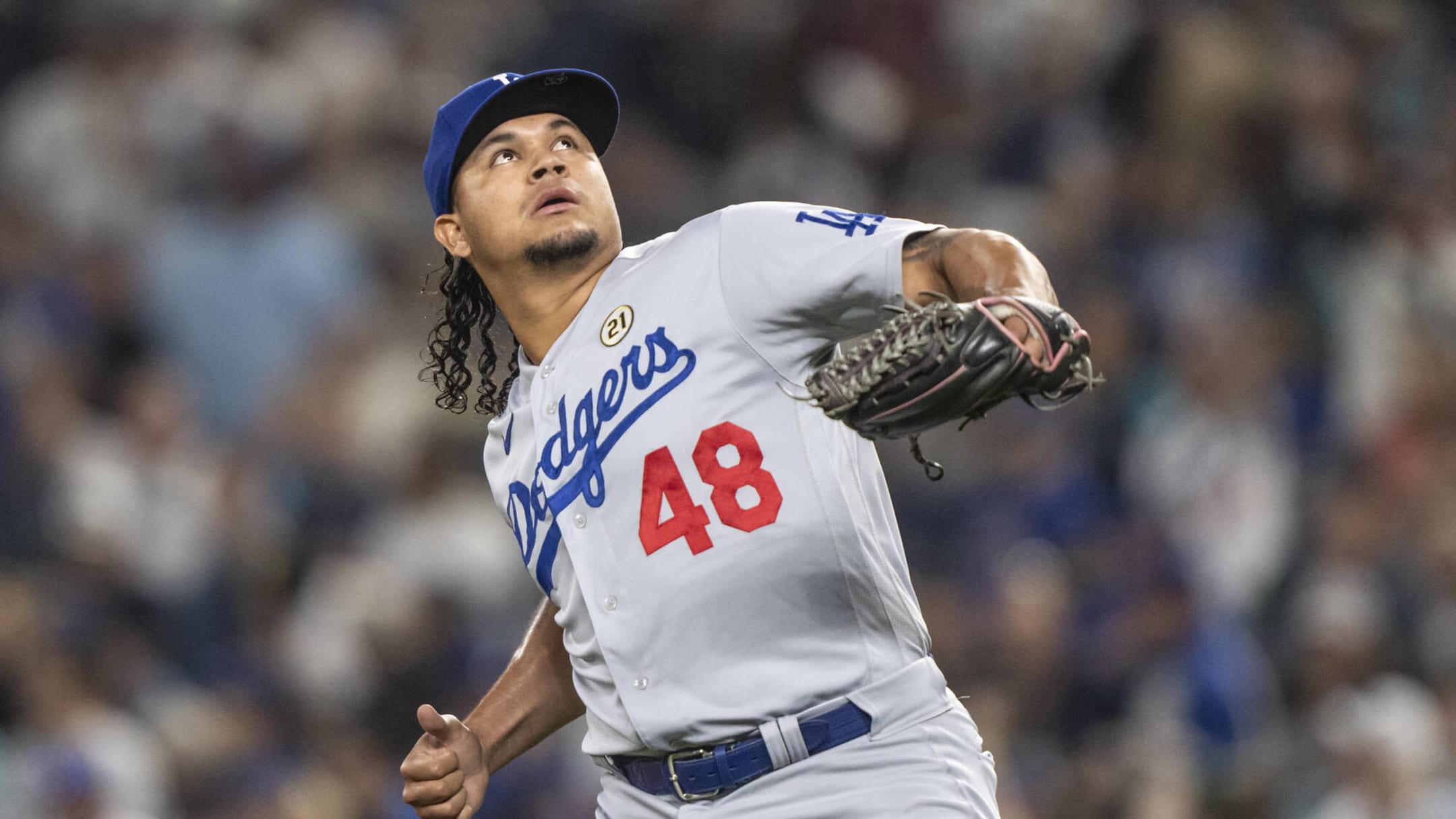 Brusdar Graterol reunites with mom, helps pitch Dodgers to win