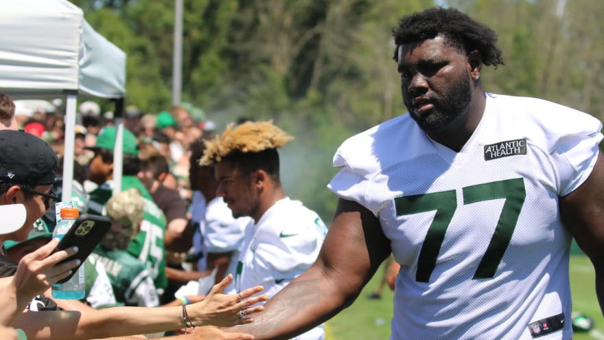 Eagles&#39; Mekhi Becton reacts to cross-training at new position