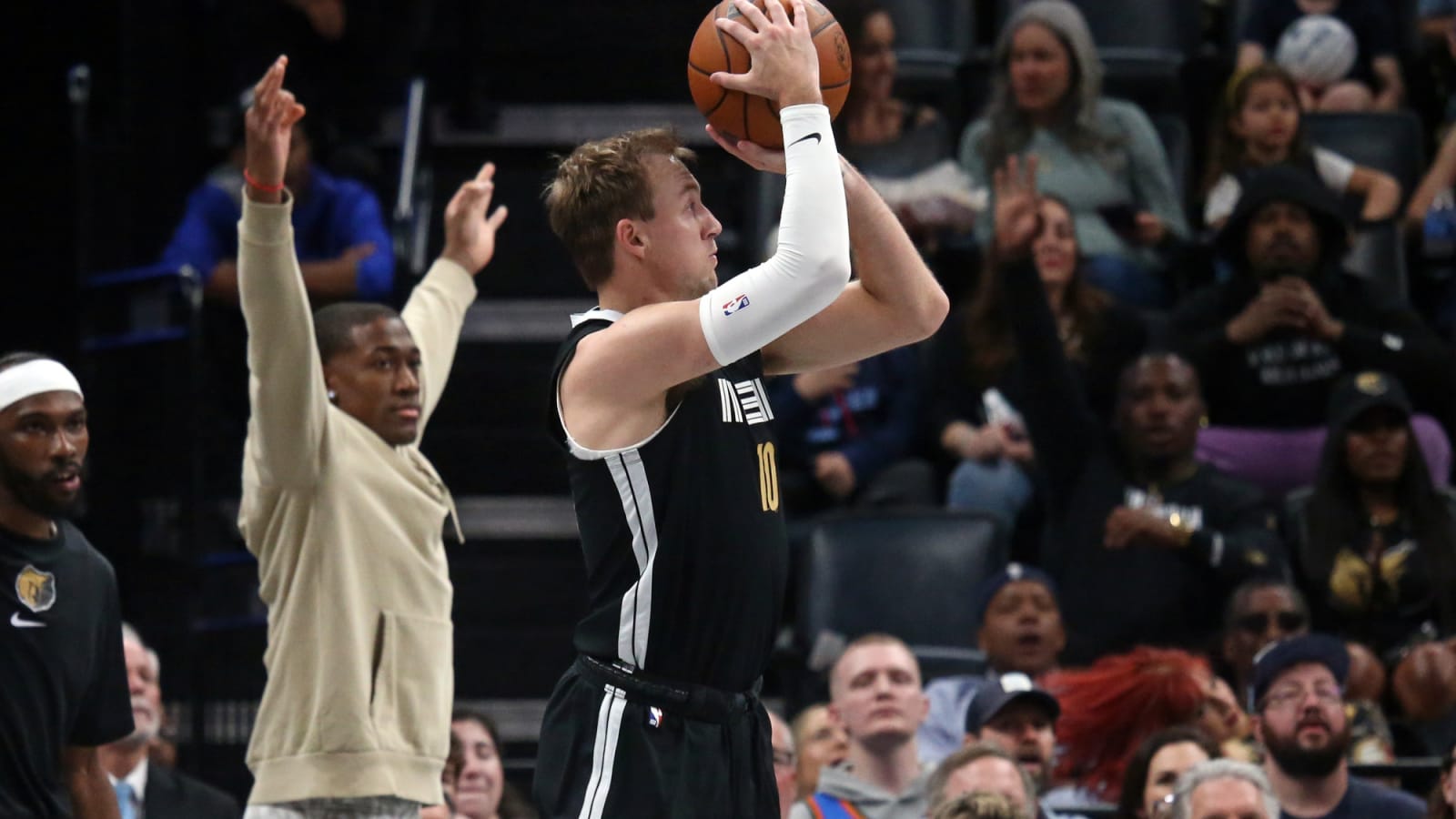 Grizzlies bringing back three-point ace on one-year deal