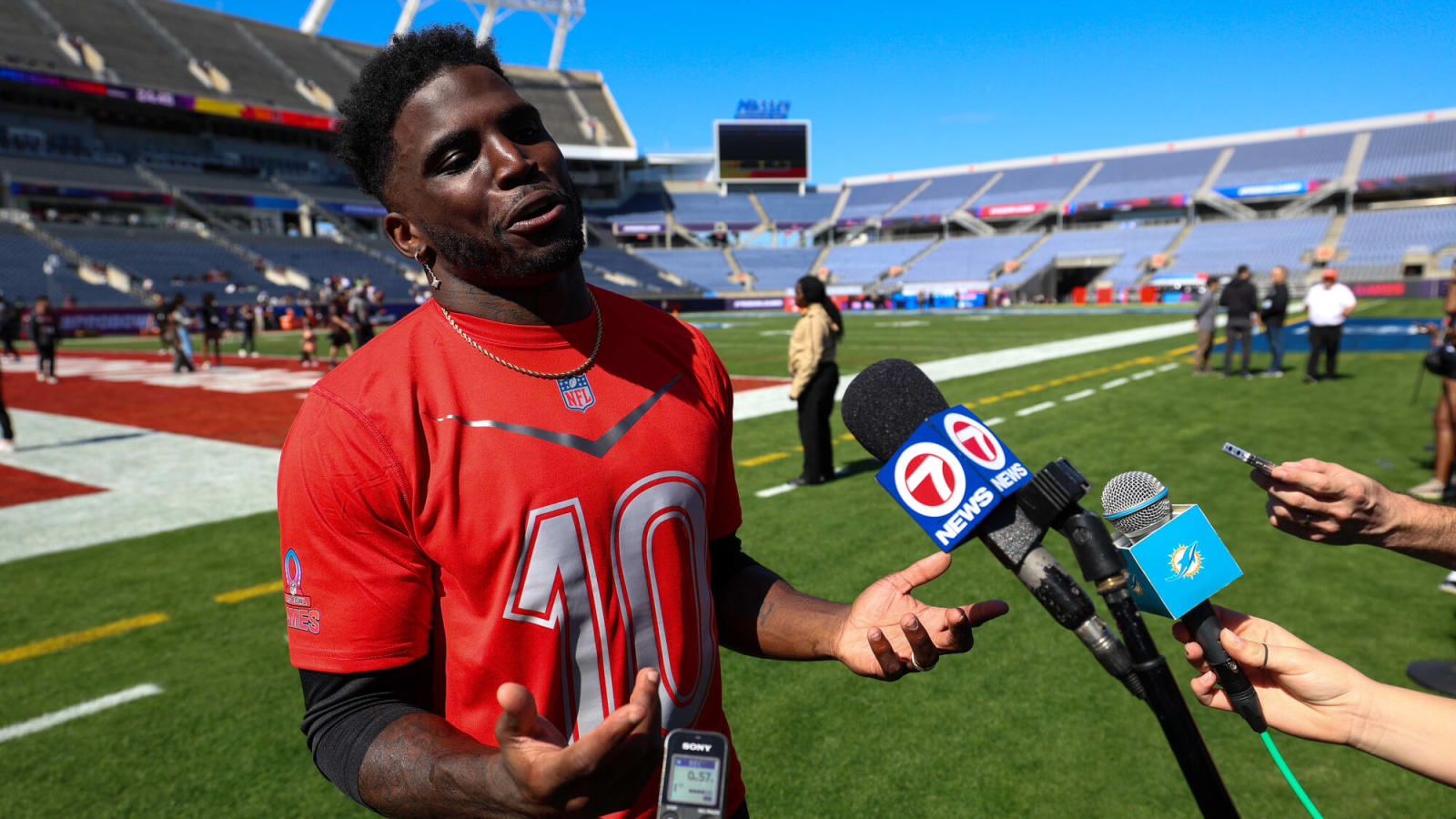 Tyreek Hill, who holds a grudge against Travis Kelce for not texting him back, has a ‘2-word’ reaction to the TE signing a record-breaking deal with the Chiefs