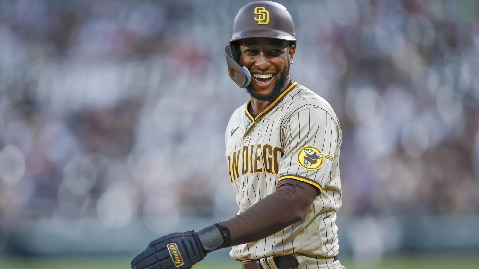 Padres re-sign utility player