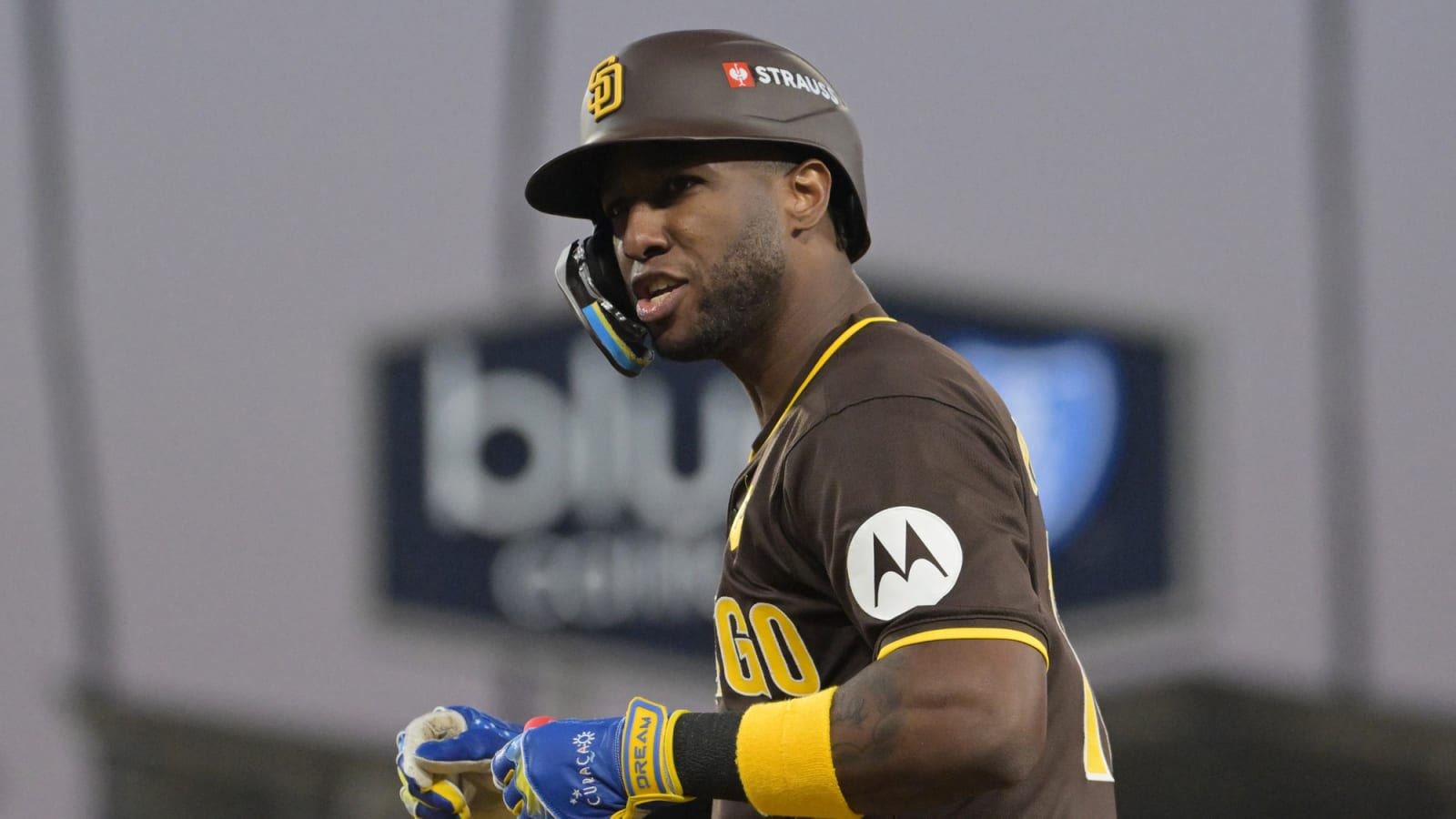 Watch: Padres OF fakes out Dodger Stadium with HR robbery