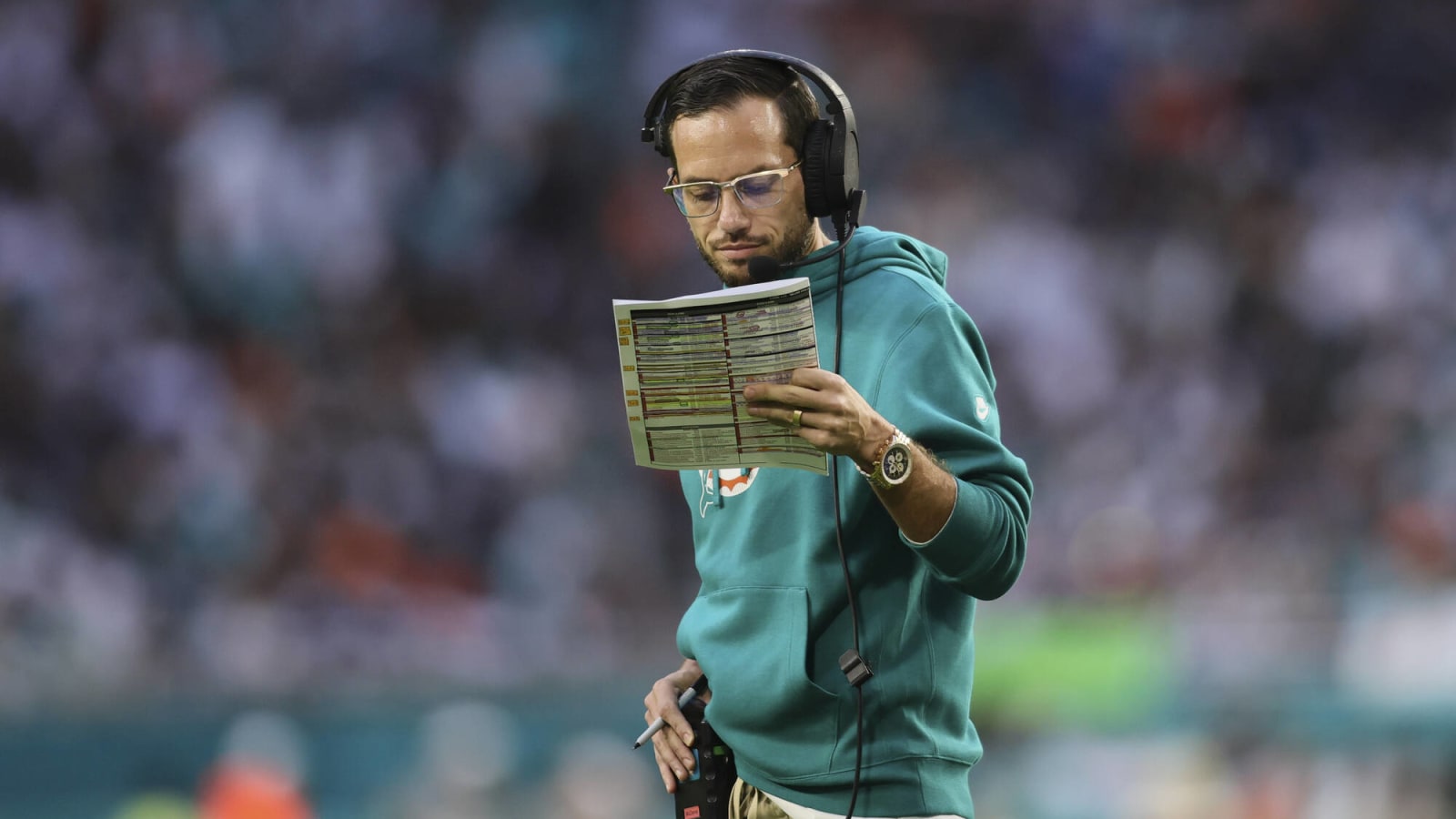 Mike McDaniel’s viral glasses, hilarious self-roast break internet