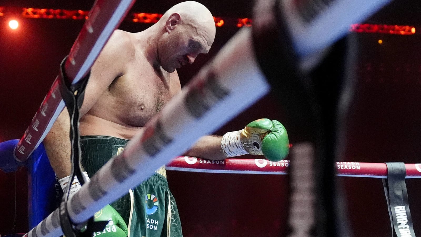 Footage surfaces of Tyson Fury being escorted out of bar