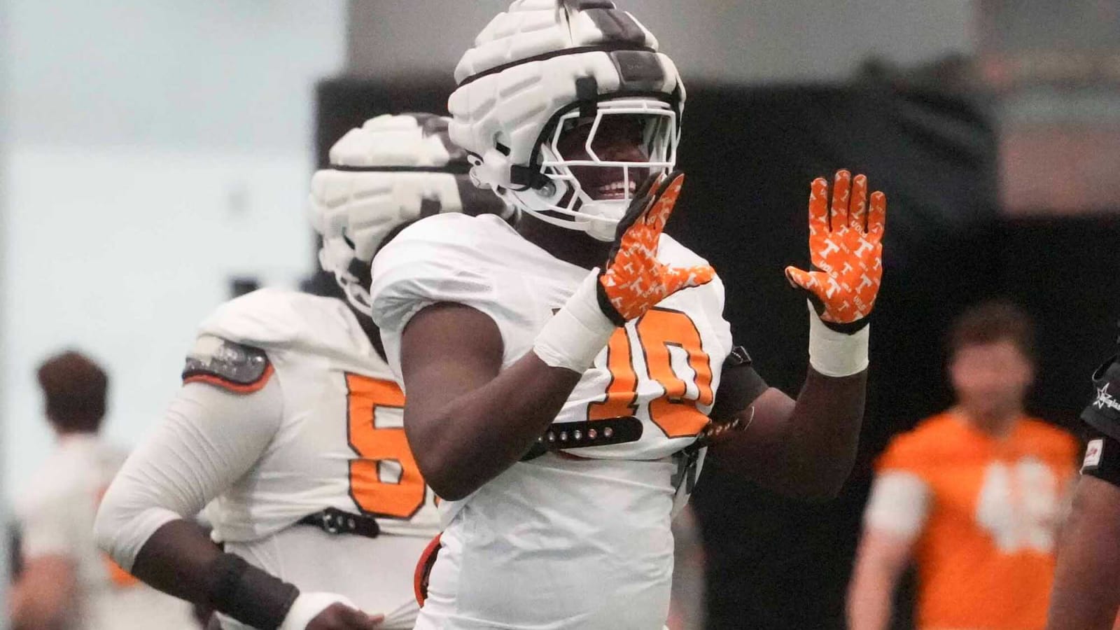 Tennessee Vols offensive lineman David Sanders Jr shows off unexpected skill that could come in handy for UT&#39;s offense