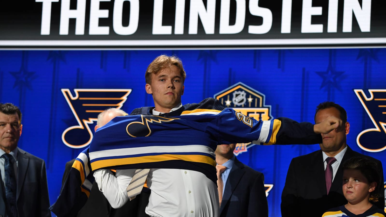 Blues’ First Round Pick Theo Lindstein Signs Entry-Level Contract