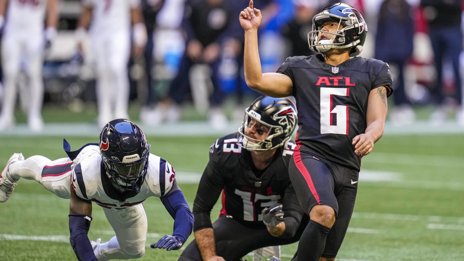 Falcons&#39; Younghoe Koo shows off swag with helmet flip