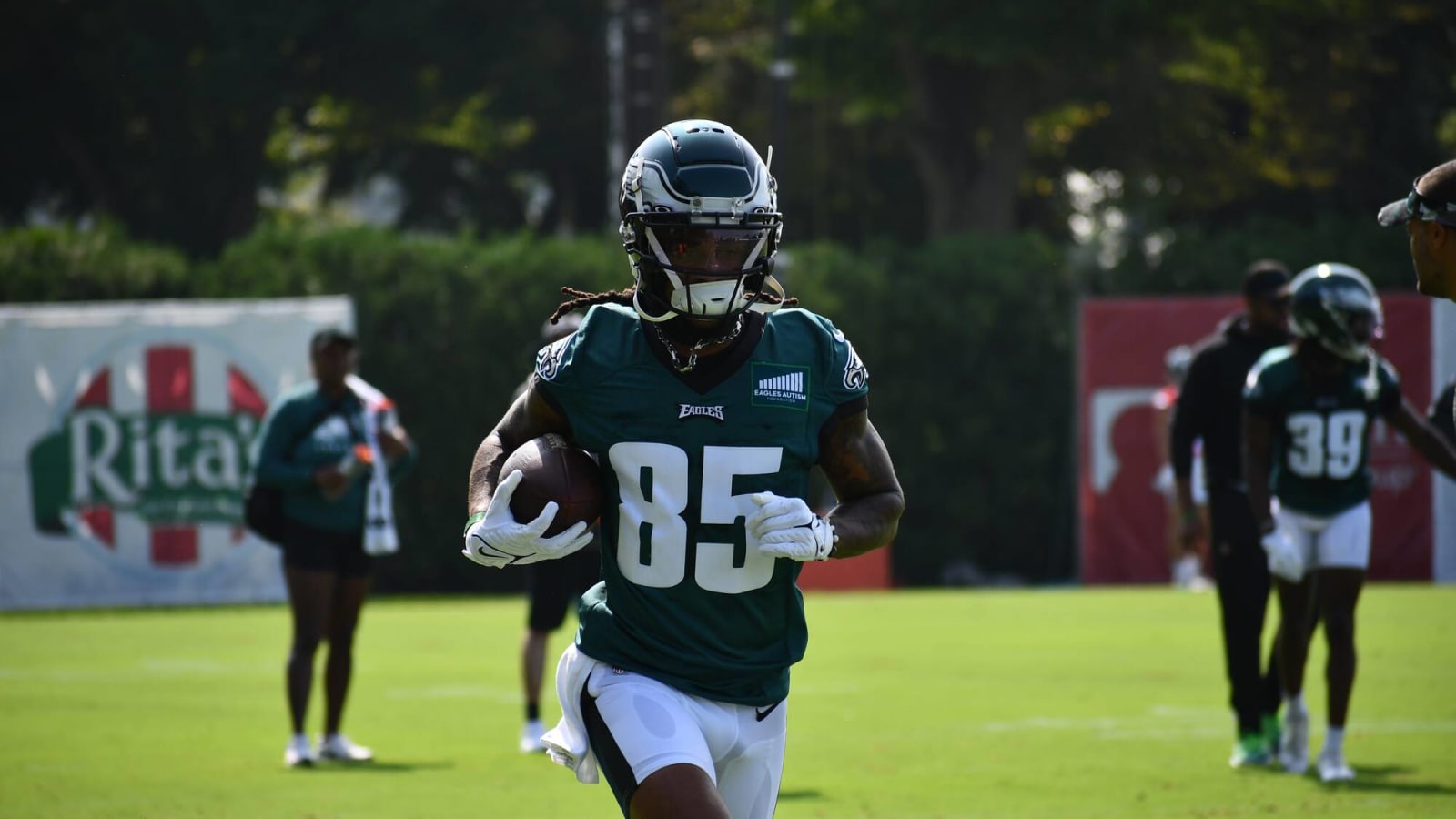 Eagles’ Cleveland and Ojomo Injuried, Taken off Field during Game
