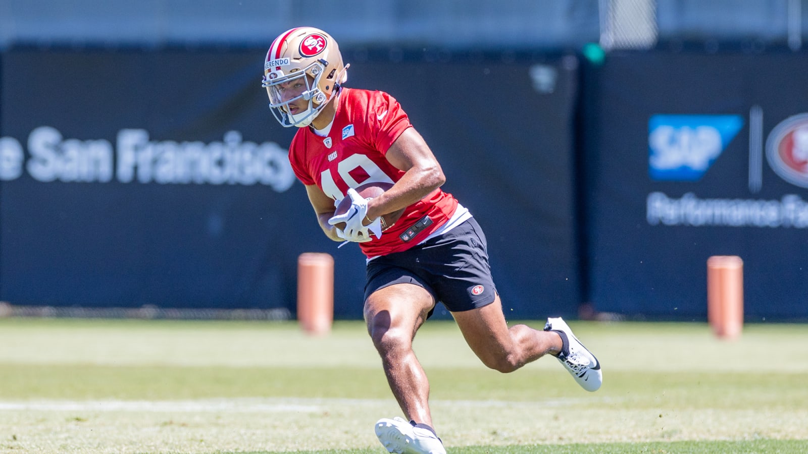 Isaac Guerendo working with 49ers legend Frank Gore