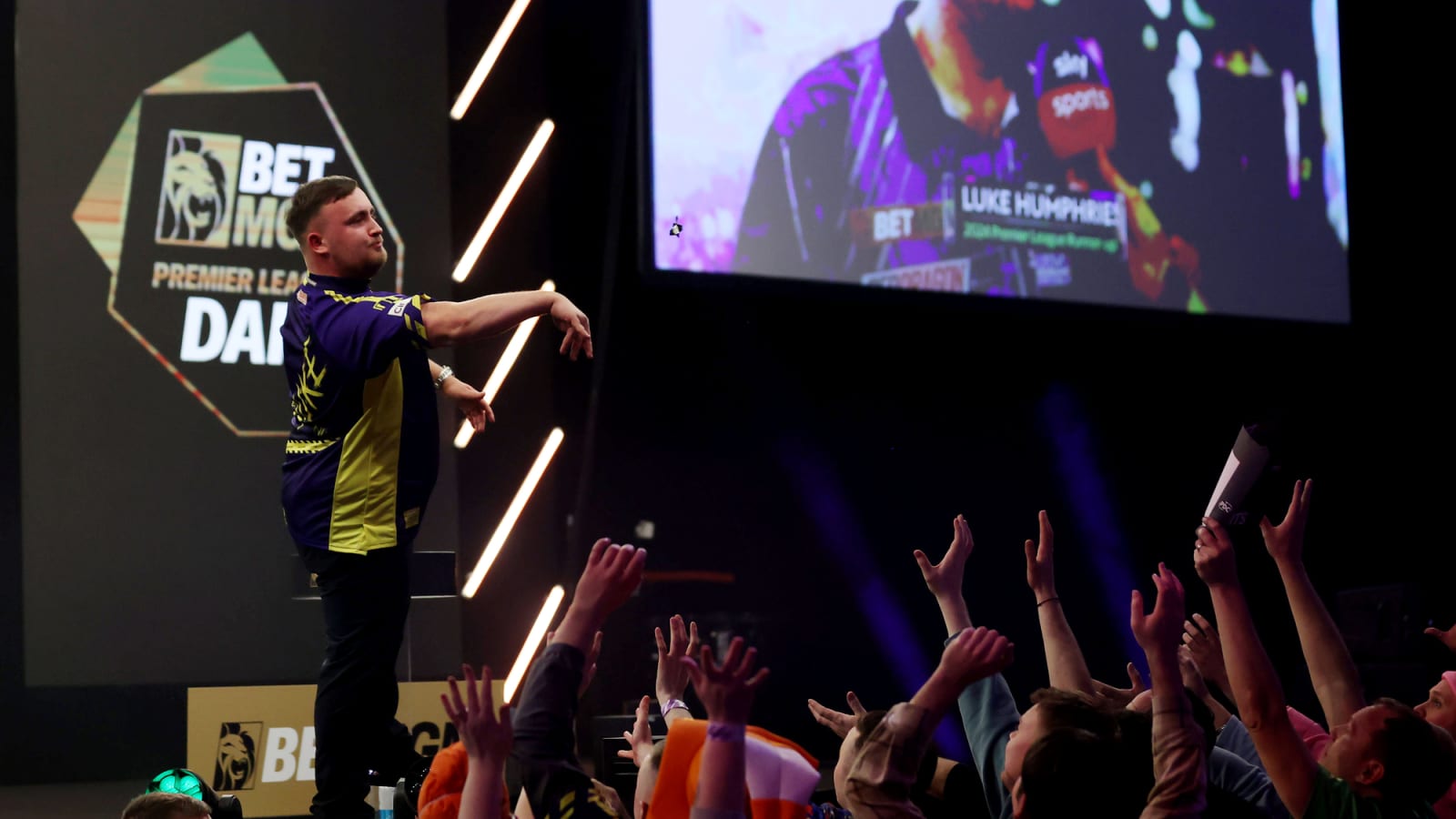 'I'm live-streaming now. So people can watch it!' - Luke Littler explains how gaming keeps him chilled between darts tournaments