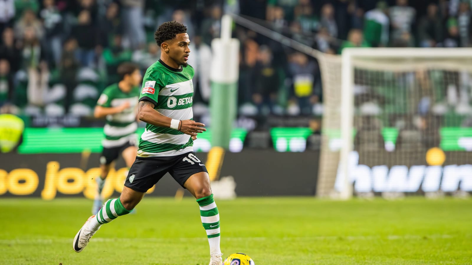 Manchester United confident £30m could land Antony replacement