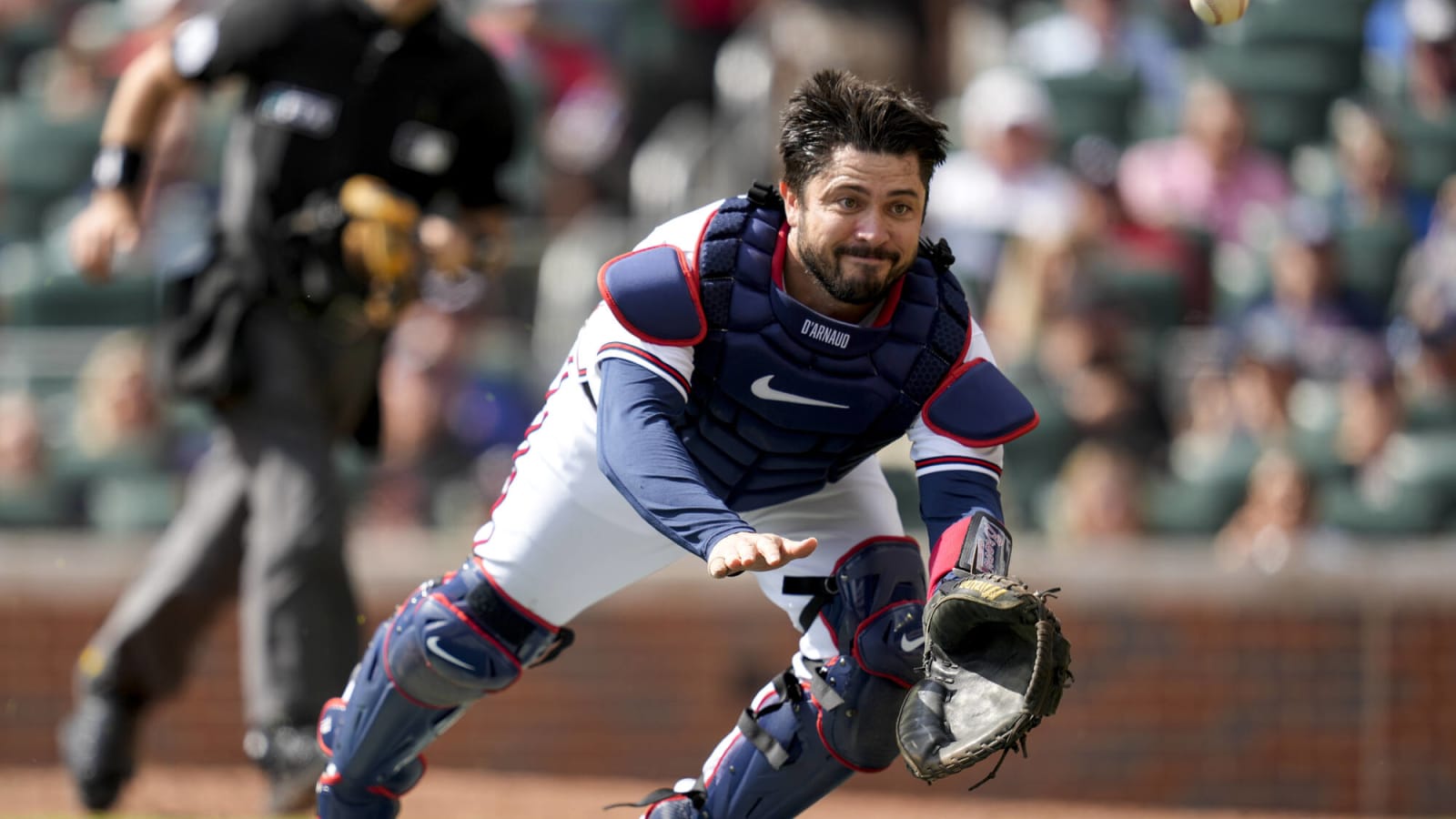Braves unlikely to trade catcher Travis d'Arnaud 