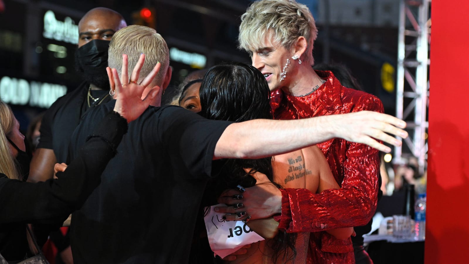 Conor McGregor, Machine Gun Kelly part of odd fight at VMAs
