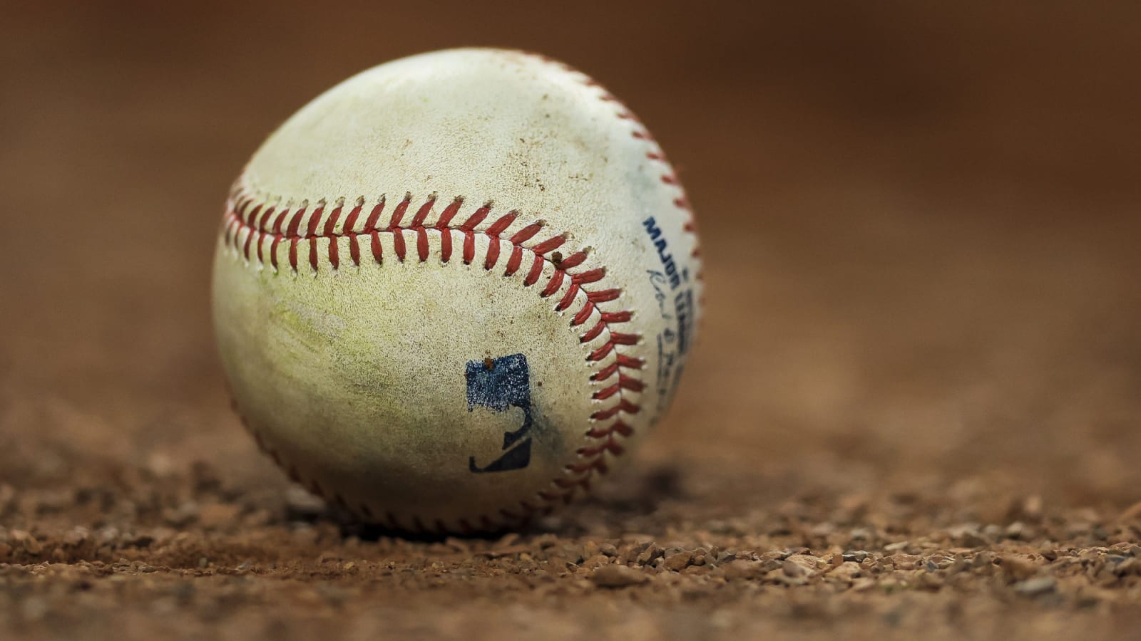 Fan tackled by security after running onto field at Cubs vs. White Sox