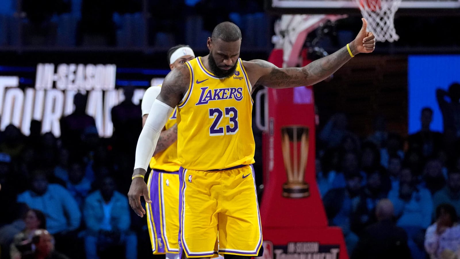 LeBron James Seen Gambling In Las Vegas, Security Guard Stopped Fan From Recording