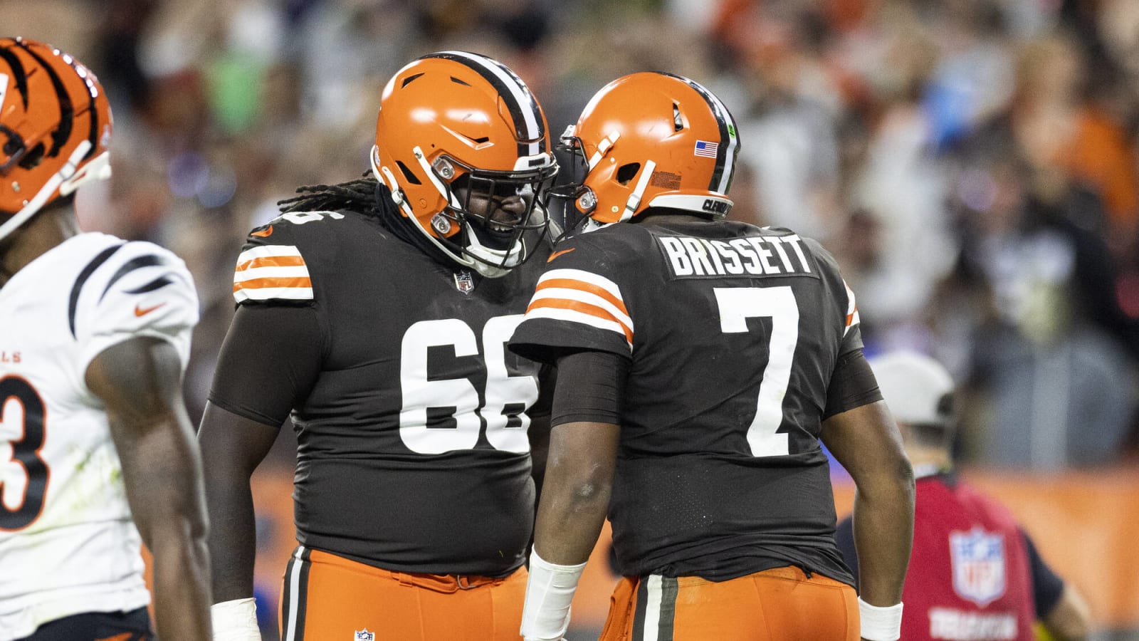 Browns OL James Hudson III punches Ogbo Okoronkwo in practice brawl