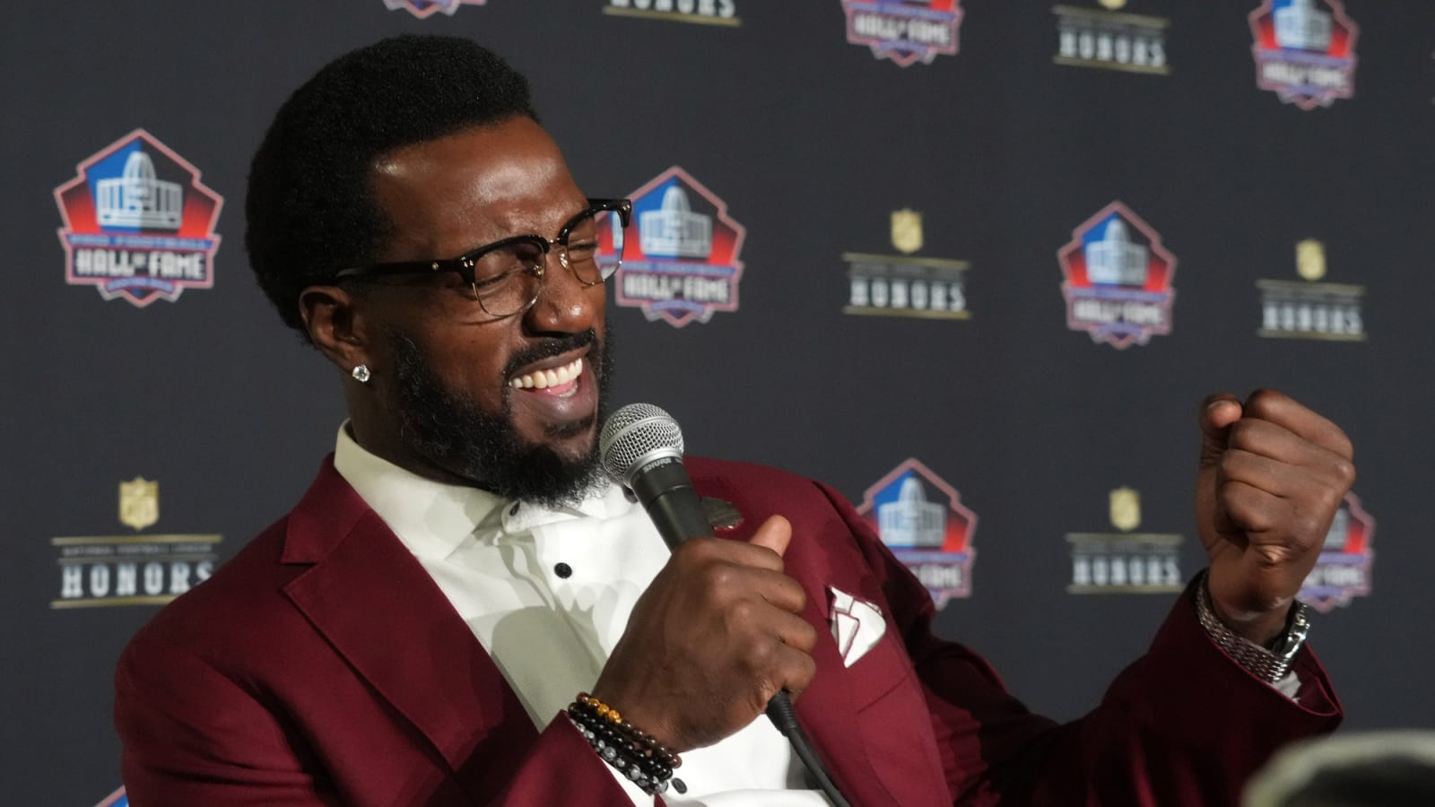 Watch: Ex-49ers LB Patrick Willis unboxes Hall of Fame jacket