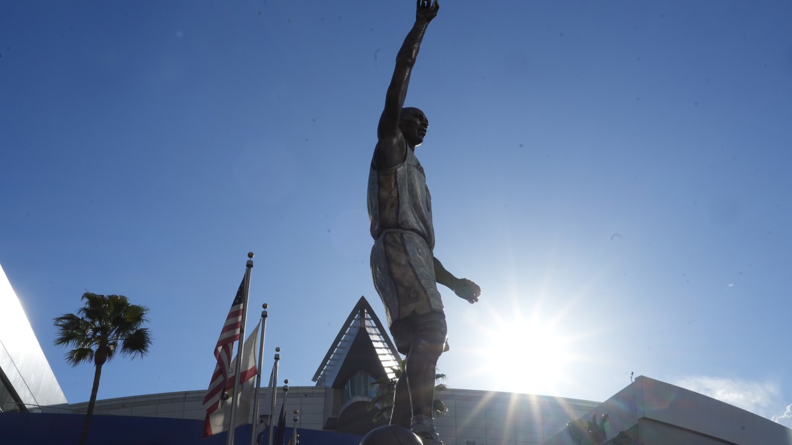 Lakers Fans React To The Unveiling Of Kobe And Gianna Bryant&#39;s Honorary Statue